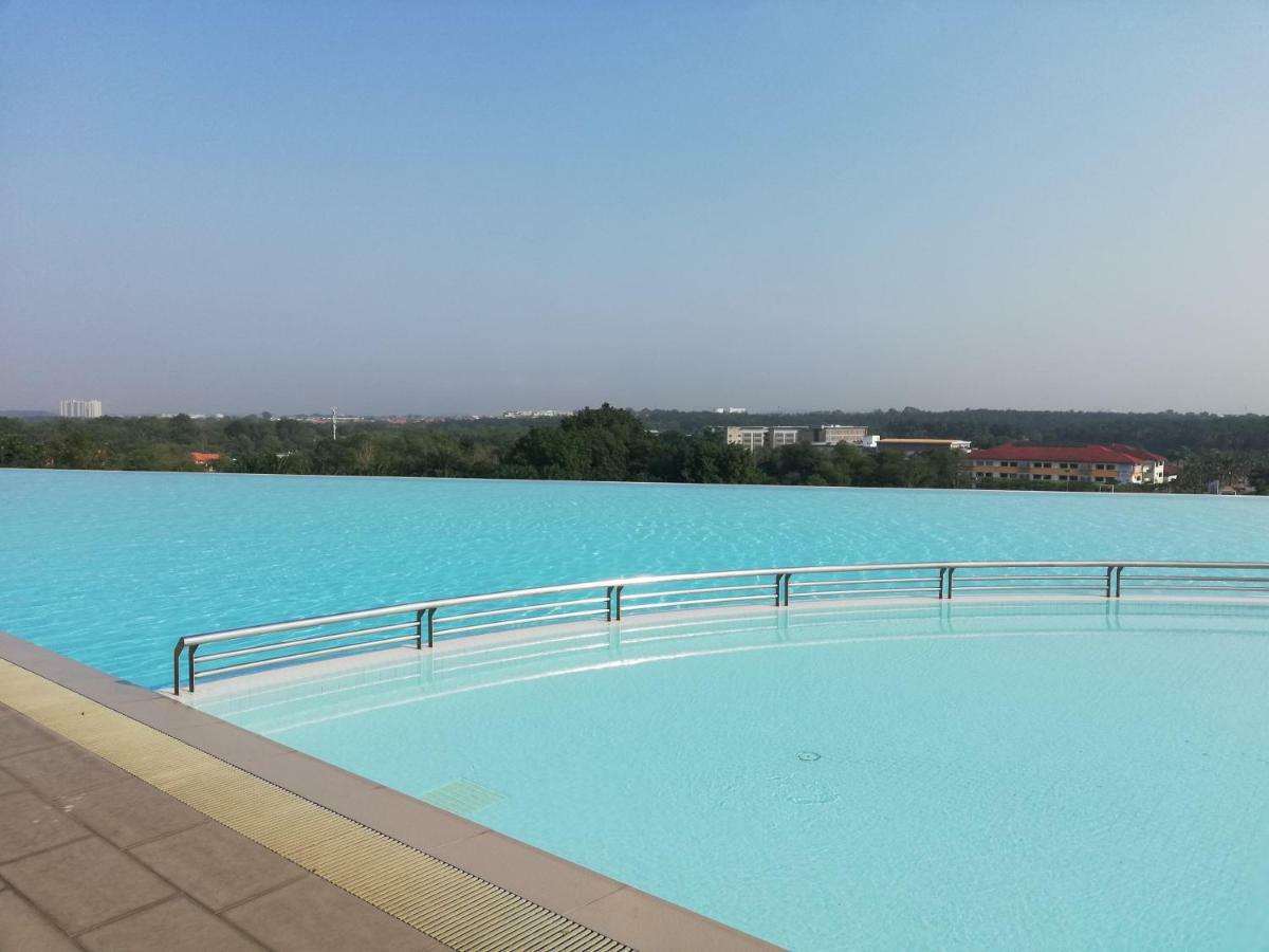 The Raffles Suites Johor Bahru Bagian luar foto
